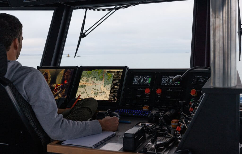 Le capitaine du Men Du aux commandes du navire