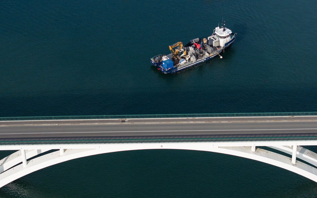 Le Viga de Seaway au mouillage sous le pont de Kerisper.